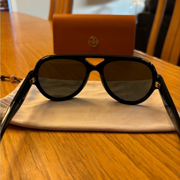 Tory burch all black sunglasses - Picture 3 of 5